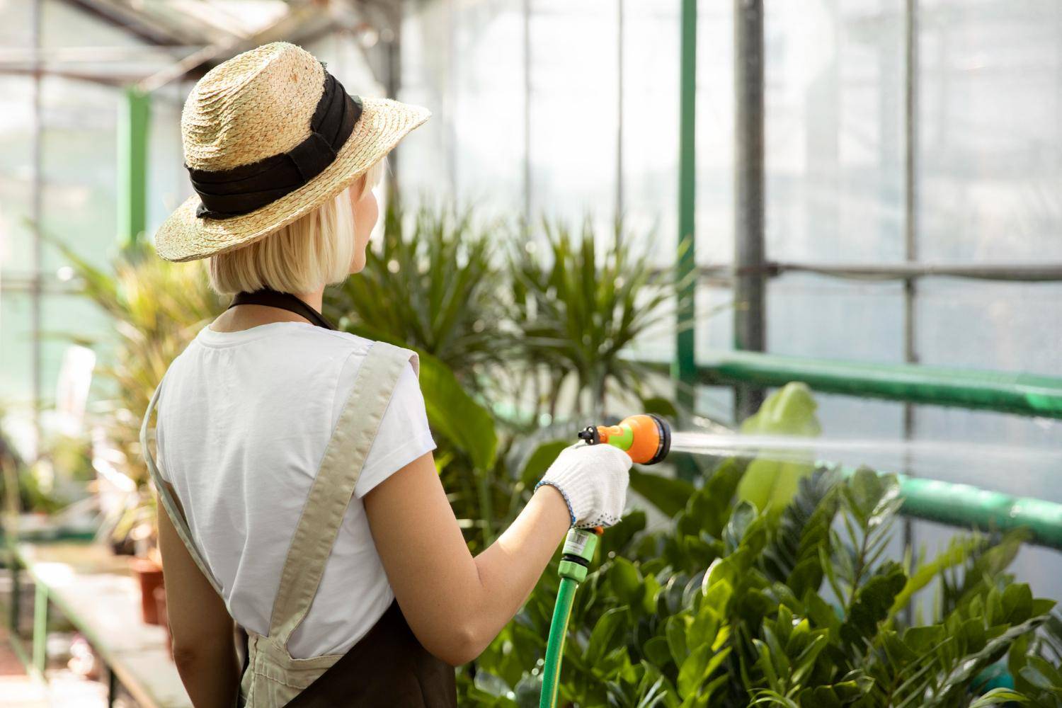 Installation of cooling systems for greenhouses